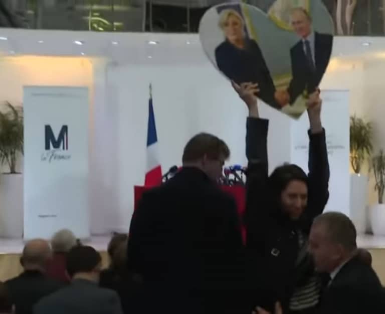 Une manifestante tirée au sol lors d’un meeting de Marine Le Pen