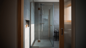 Douche à l'italienne moderne dans une salle de bain contemporaine