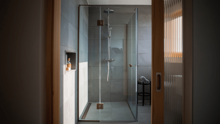 Douche à l'italienne moderne dans une salle de bain contemporaine