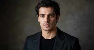 Portrait de Raphaël Acloque, acteur de Plaine orientale, au coeur des recherches sur le couple de Raphaël Acloque